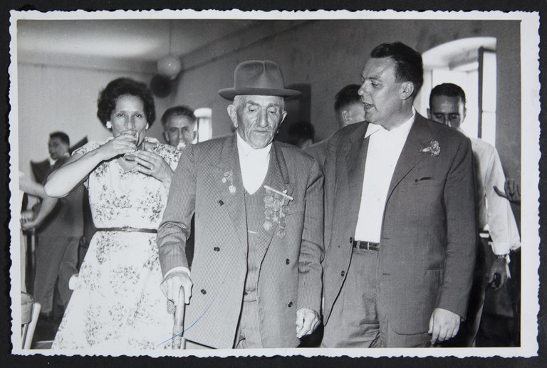 Trieste, luglio 1956, A.N.P.I. provinciale, Alcide Cervi conversa con un ospite